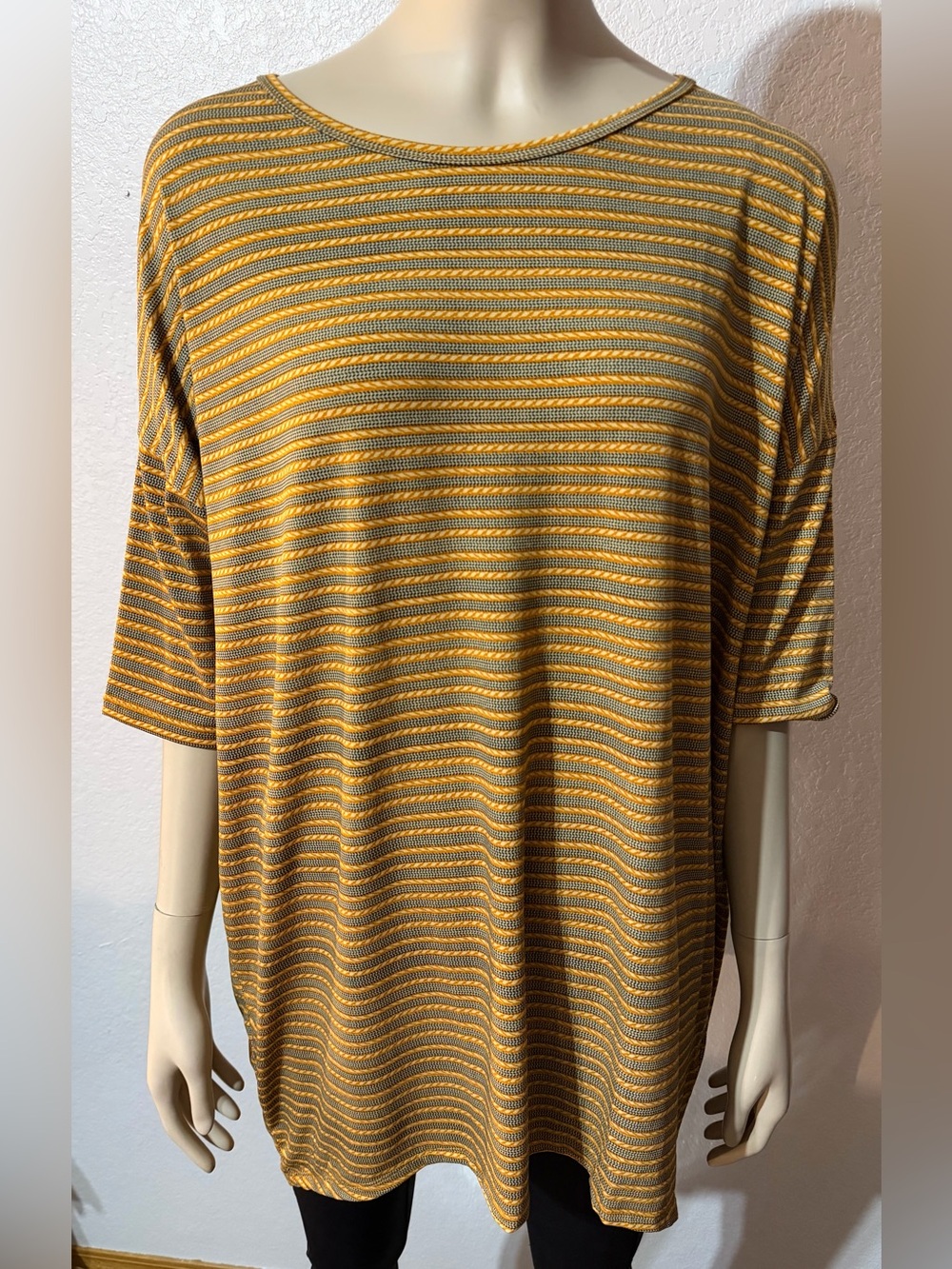OVERSIZED SMALL NWT  C PICS CLOSET CLEAR OUT ON ALL LULAROE MAKE AN OFFER BUNDLE